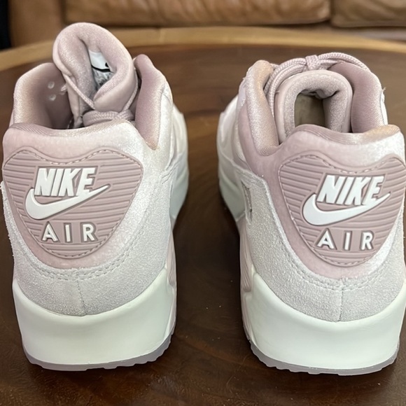 106: Nike Womens Air Max 90 LX (Particle Rose) Size: 7.5 - Picture 4 of 6
